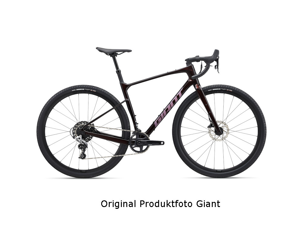 Giant Revolt Advanced 1 Gravelbike in Dunkelrot mit Carbonrahmen und breiten Stollenreifen.