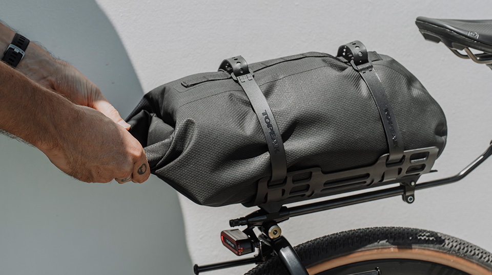 Topeak Gepäckträger Zi:RAK in schwarz mit Strap Mount Befestigung, im Einsatz montiert auf dem Fahrrad mit U-Shell Drybag