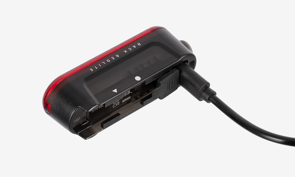 Topeak Rack Redlite Ruecklicht in Schwarz-Rot mit USB-Ladeanschluss und kompakter Bauform.