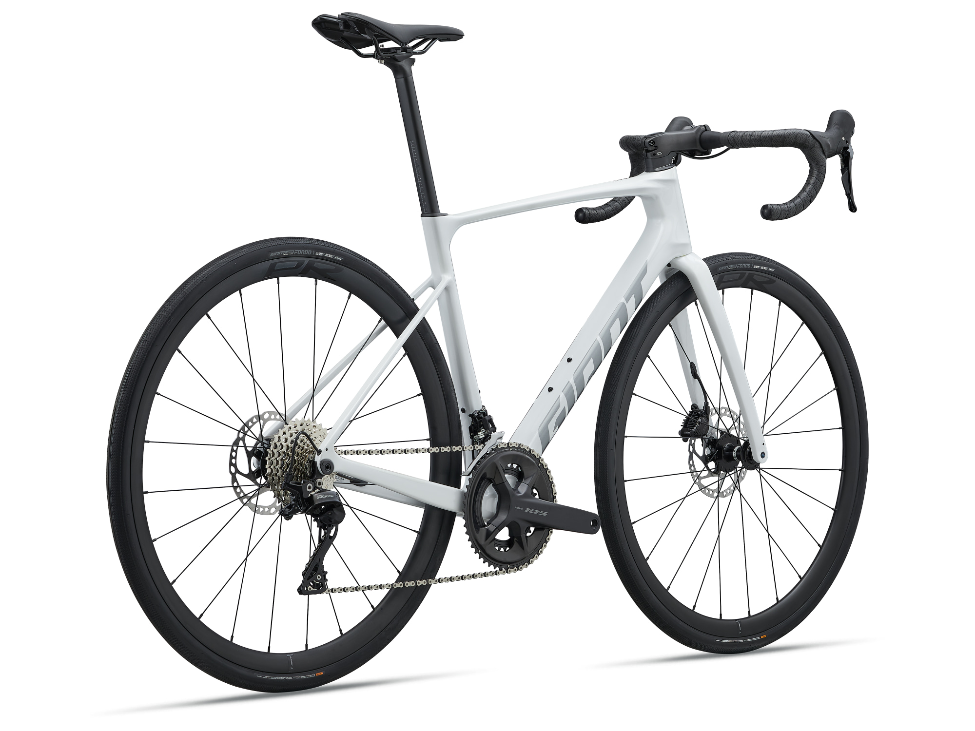 Giant Defy Advanced 2 Rennrad in Pearl mit Carbonrahmen und Scheibenbremsen in Schrägansicht.