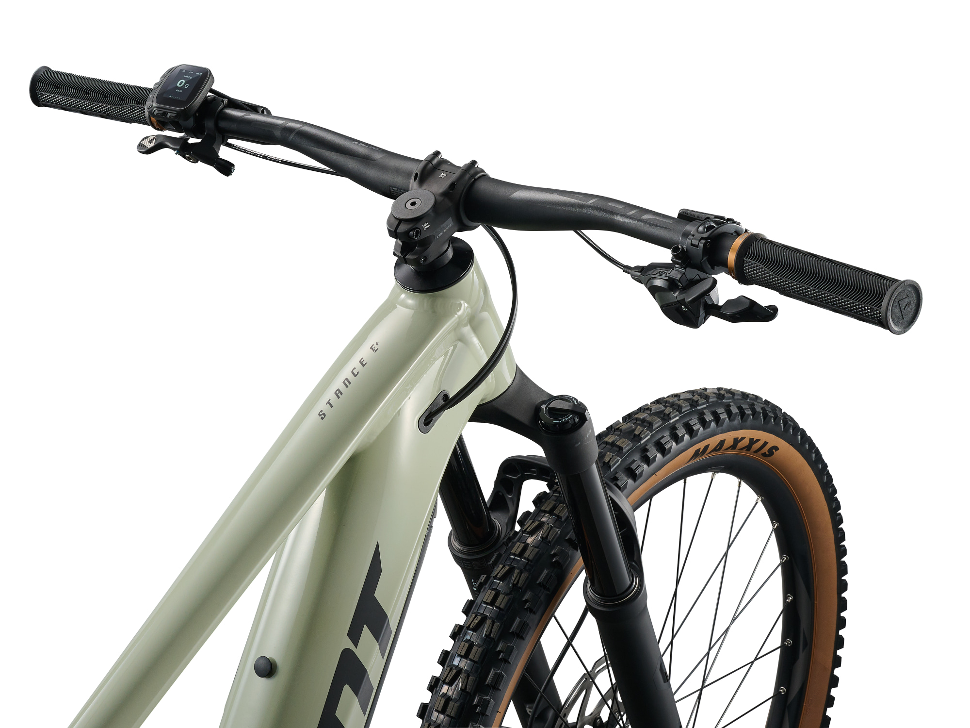 Giant Stance E+ 2 E‑MTB in Desert Sage mit Cockpit und breitem Lenker.