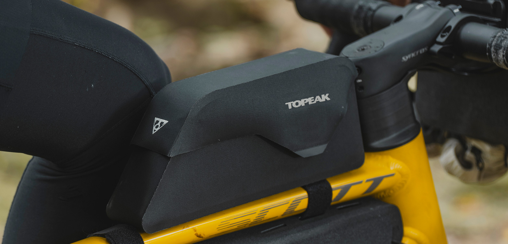 Topeak Toploader Dryshell Rahmentasche montiert auf dem Oberrohr eines Fahrrads, Klettgurte fixieren die Tasche sicher.