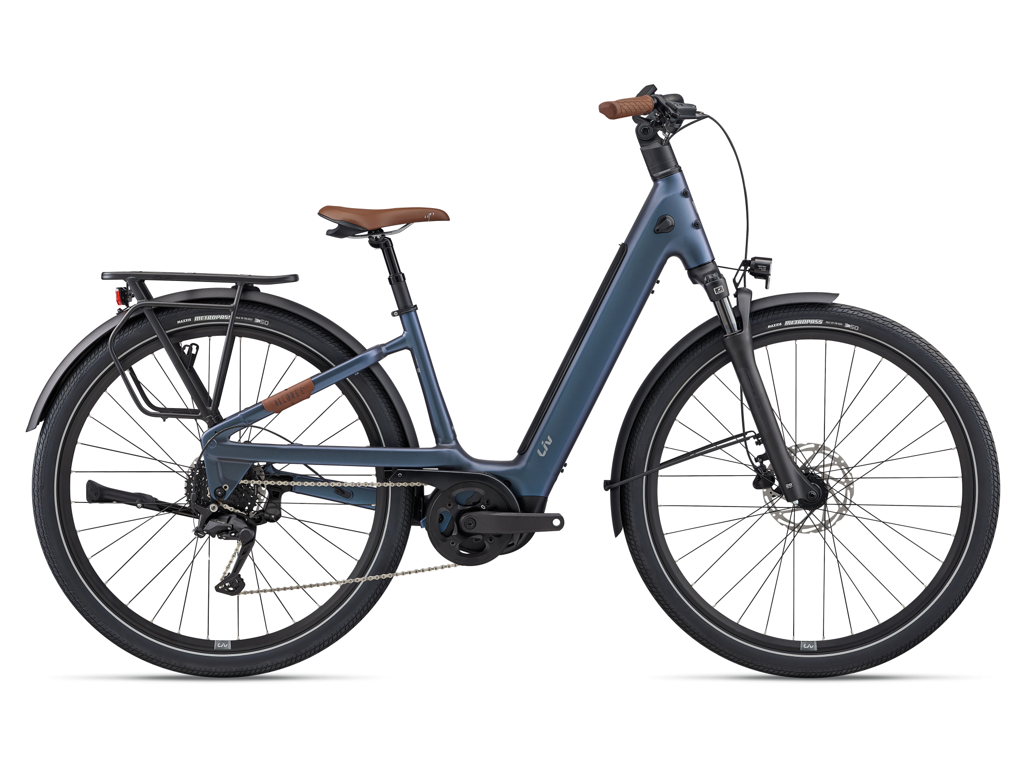 Liv E-Bike Modell Allure E+, mit tiefem Einstieg in gedecktem blau, mit braunem Sattel und Griffen, Federgabel, Schutzblechen, Lampen und Gepäckträger, Ansicht von der Seite