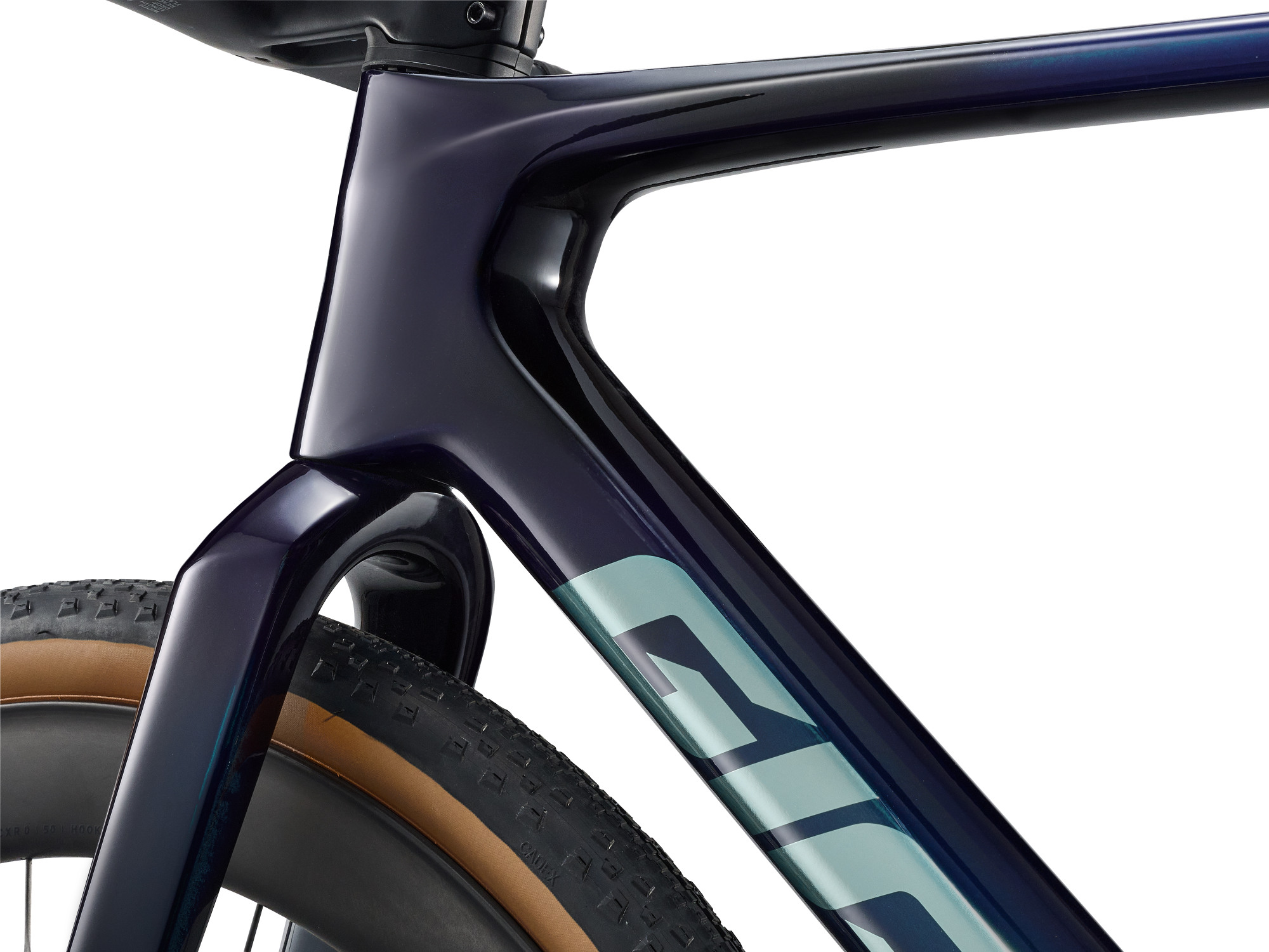 Giant Revolt Advanced SL 2 Gravelbike in Dunkelblau mit aerodynamischem Rahmen und breiten Reifen in Detailansicht Steuerrohr