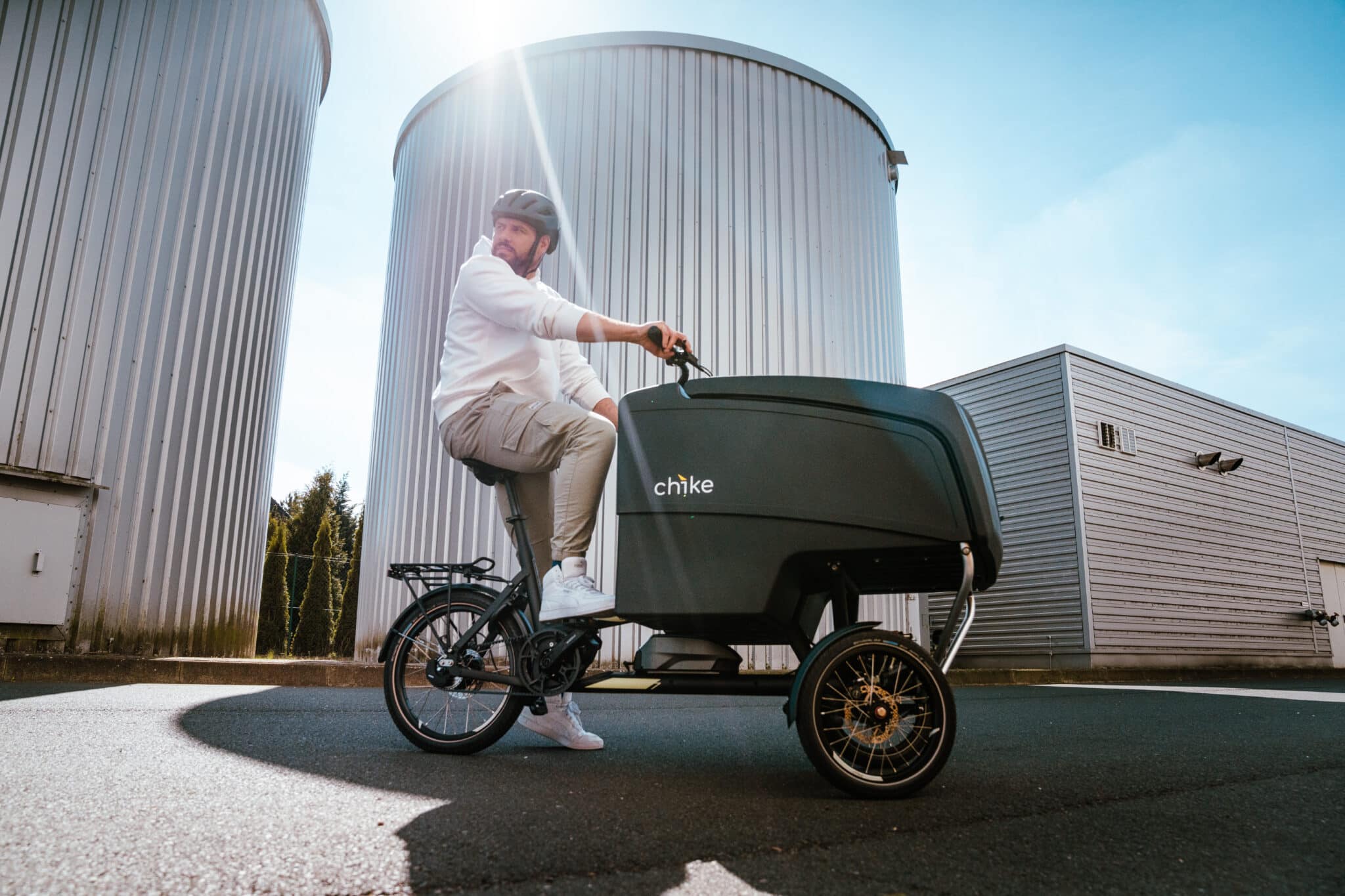 chike E‑Cargo Pro Lastenrad in Schwarz mit geschlossenem Laderaum in Seitenansicht.