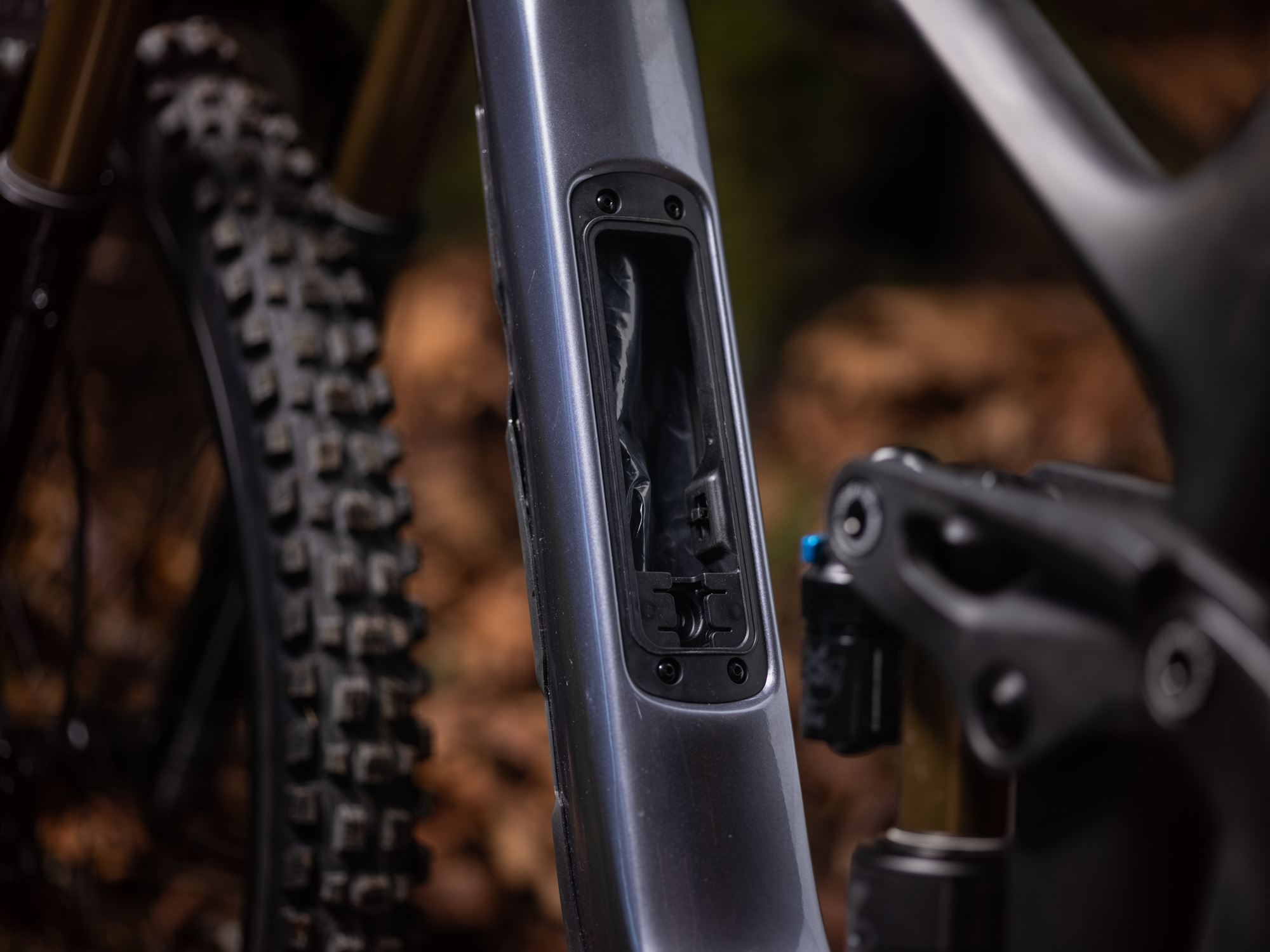 Giant Reign Advancend 1 Fully MTB aus Carbon - Detailansicht des Rahmenfachs geöffnet