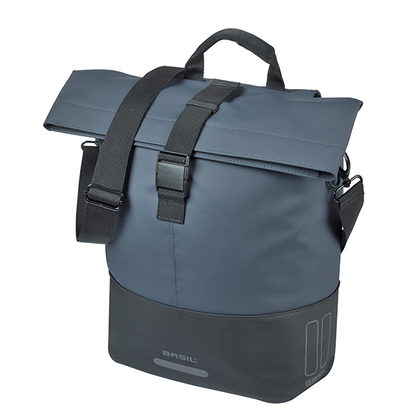 Basil Cove Shopper in Navy/Schwarz schräg von vorne, mit angebrachtem Schulterriemen und Rollverschluss.