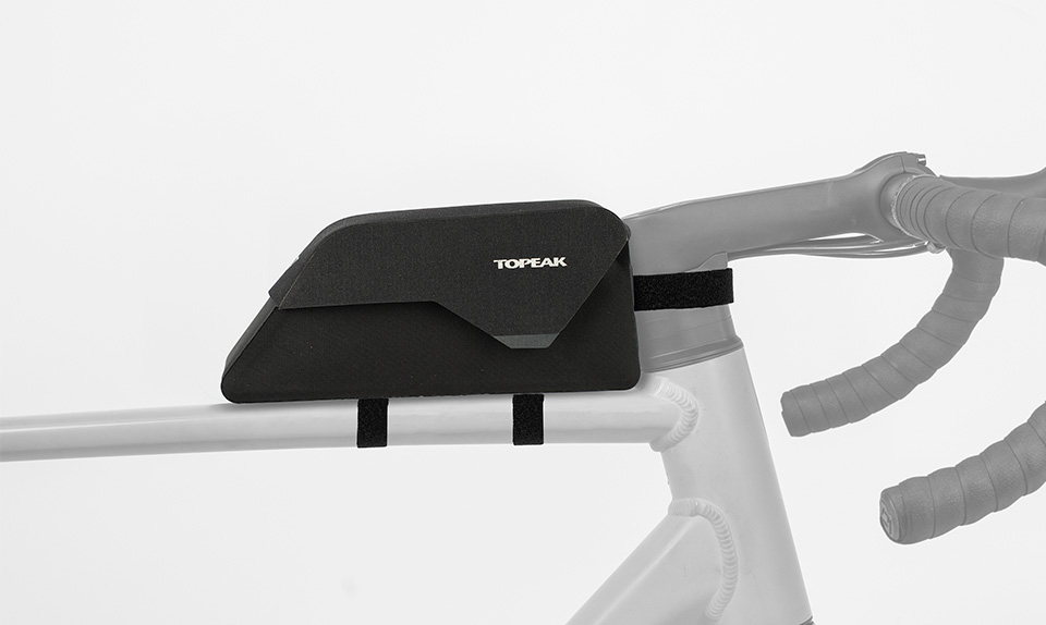 Topeak Toploader Dryshell Rahmentasche montiert auf dem Oberrohr eines Fahrrads mit Klettbefestigung, schwarz-weiss Darstellung.