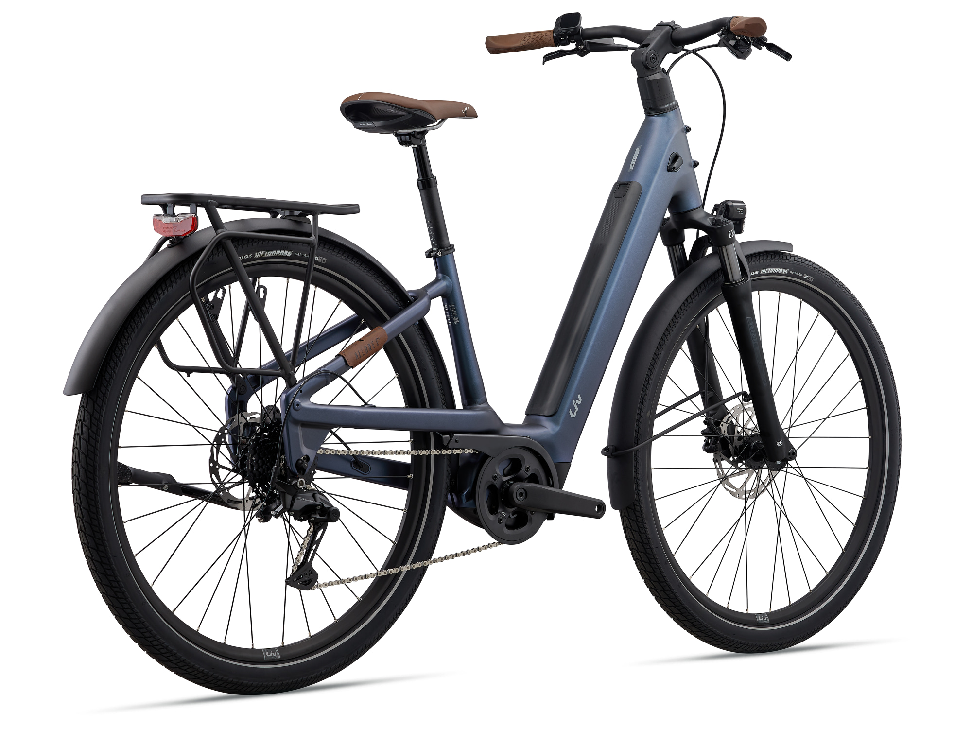 Liv E-Bike Modell Allure E+, mit tiefem Einstieg in gedecktem blau, mit braunem Sattel und Griffen, Federgabel, Schutzblechen, Lampen und Gepäckträger, Ansicht von schräg hinten