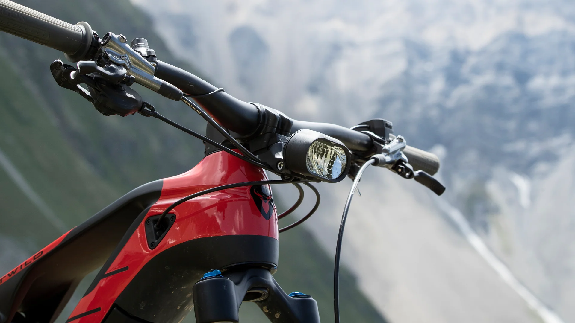 Supernova M99 Mini Pro Scheinwerfer mit Monkeylink am Lenker eines roten E-Bikes