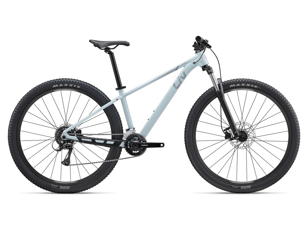 Liv Tempt 3 Hardtail-Mountainbike in Morning Haze mit Federgabel und Stollenreifen in Seitenansicht.