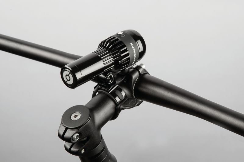 Supernova Airstream 2 Akku-Scheinwerfer montiert am Fahrradlenker – robuste und elegante Befestigung für optimale Ausleuchtung.