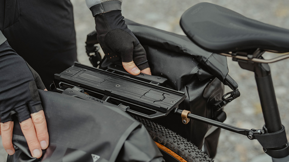 Zwei Seitentaschen werden an den Topeak Zi:Rak Gepäckträger gehangen