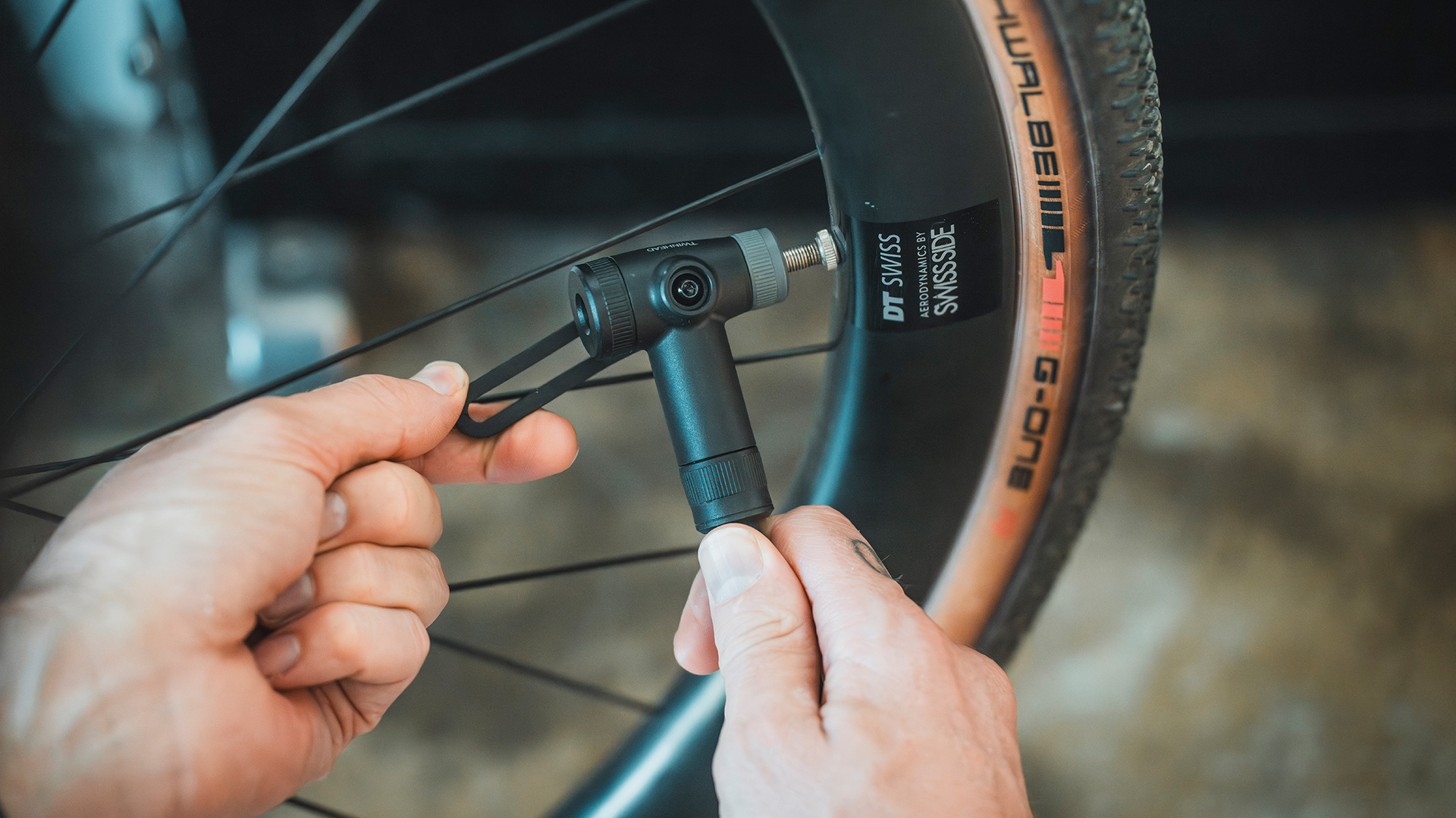TwinHead® DX5 Pumpenkopf der Topeak Joeblow Sport Digital 2.0 wird an ein Fahrradventil angeschlossen – kompatibel mit Presta-, Schrader- und Dunlop-Ventilen.