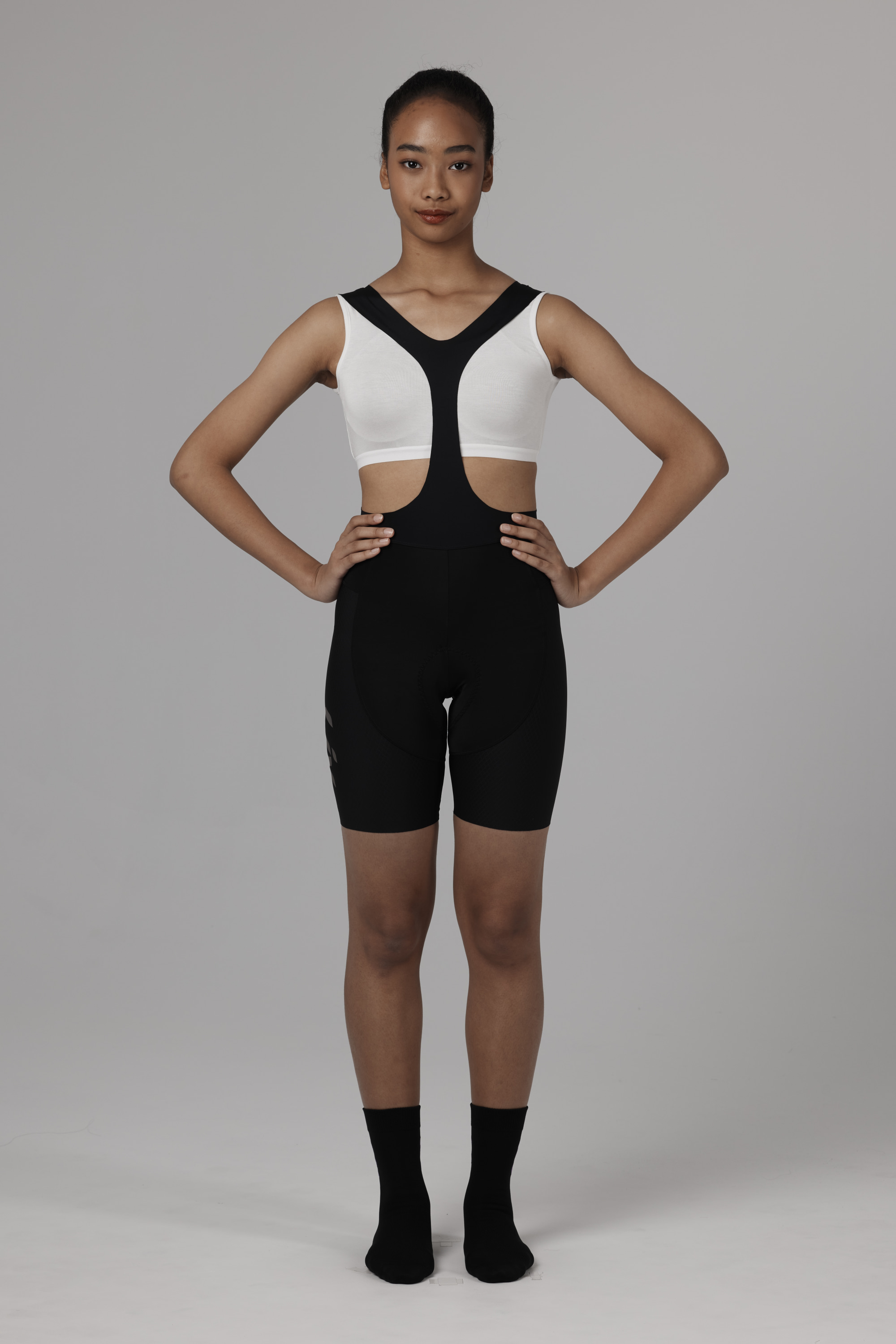 Liv Race Day Bib Shorts Damen in Schwarz, Ganzansicht vorne mit breiten Trägern.