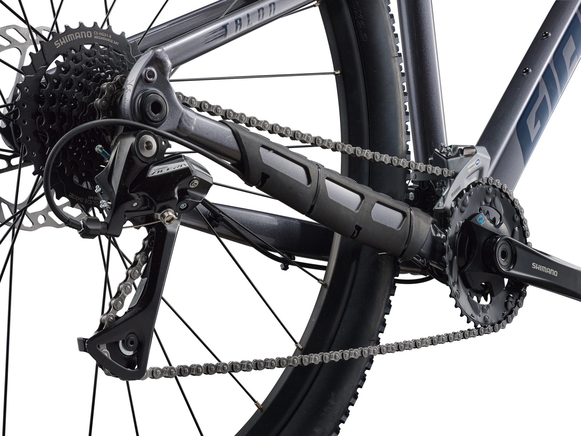 Giant Talon 3 Hardtail-Mountainbike in Liquid Metal mit Shimano Antrieb und Kettenschutz.