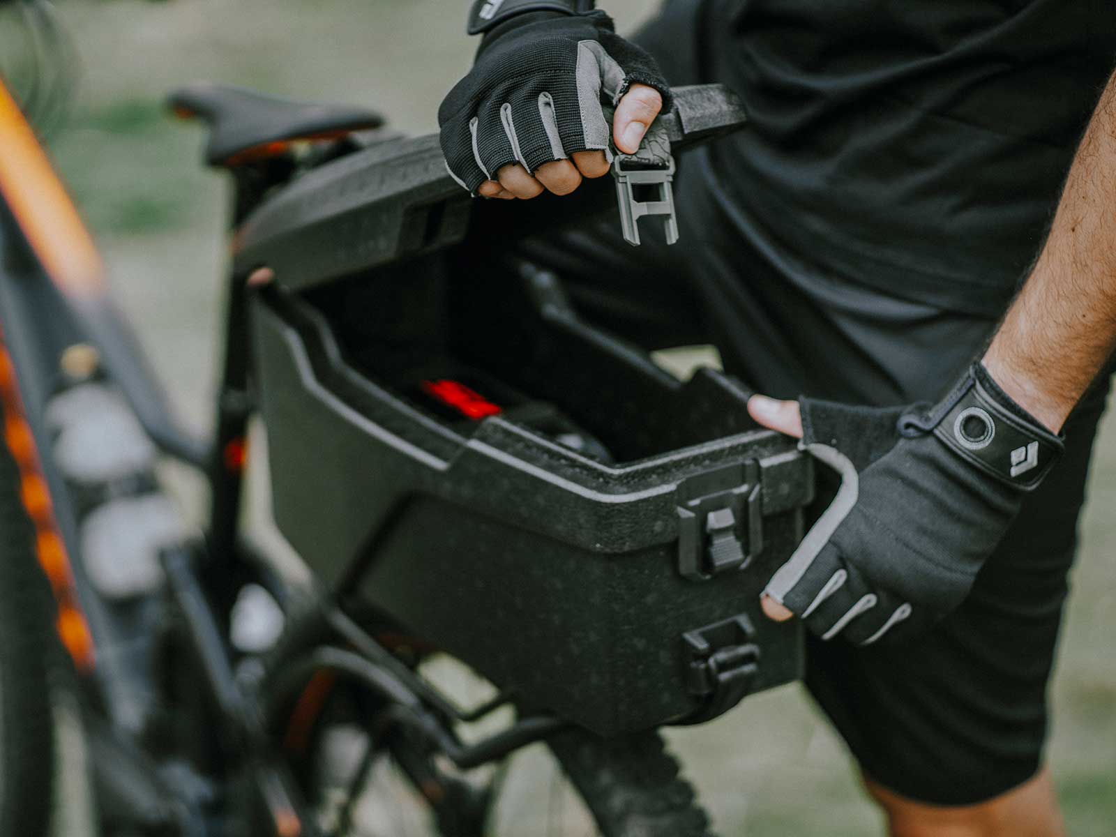 Topeak E-Xplorer TrunkBox in Schwarz mit seitlichen Clips und grossem Klappdeckel.