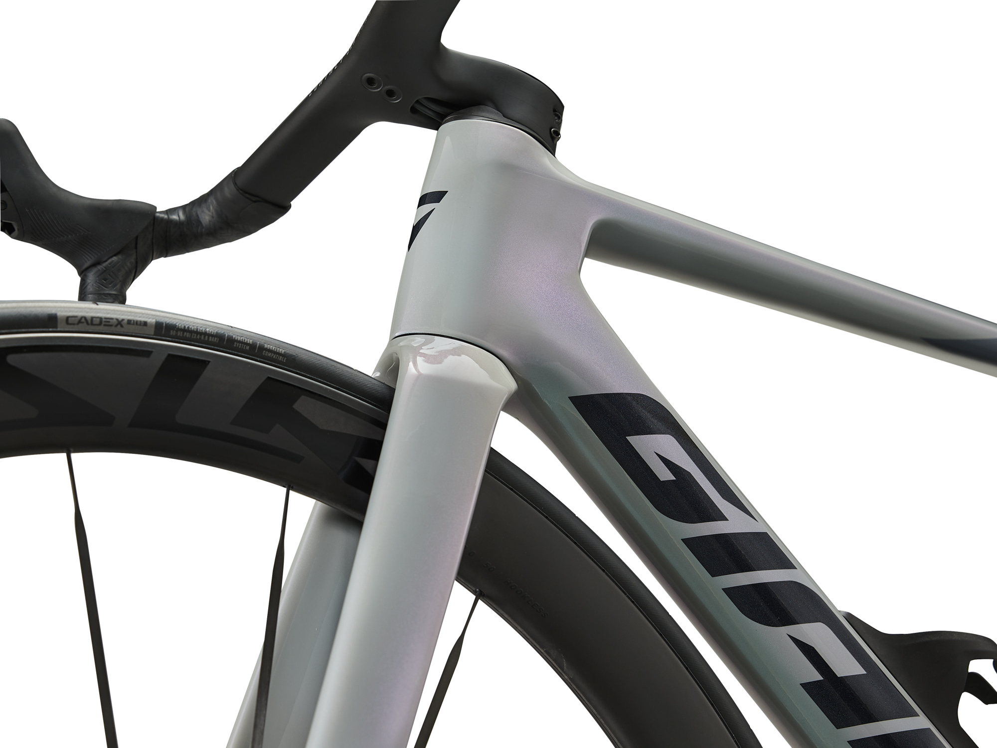 Giant Propel Advanced Pro DA Rennvelo in Supernova Grey mit sauber integrierter Zugfuehrung am Steuerrohr.