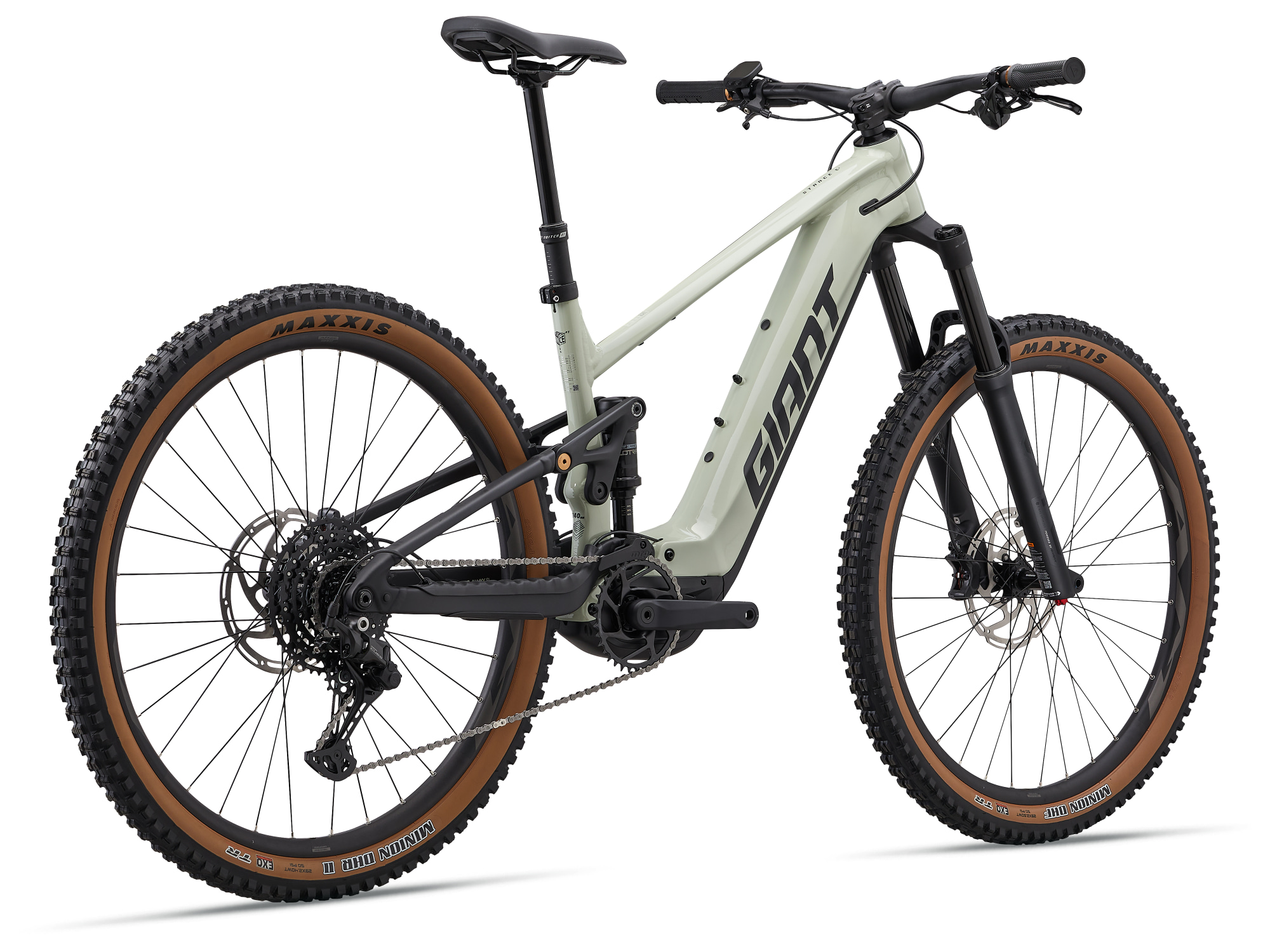 Giant Stance E+ 2 E‑MTB in Desert Sage schräg hinten mit Federung und breiten Reifen.