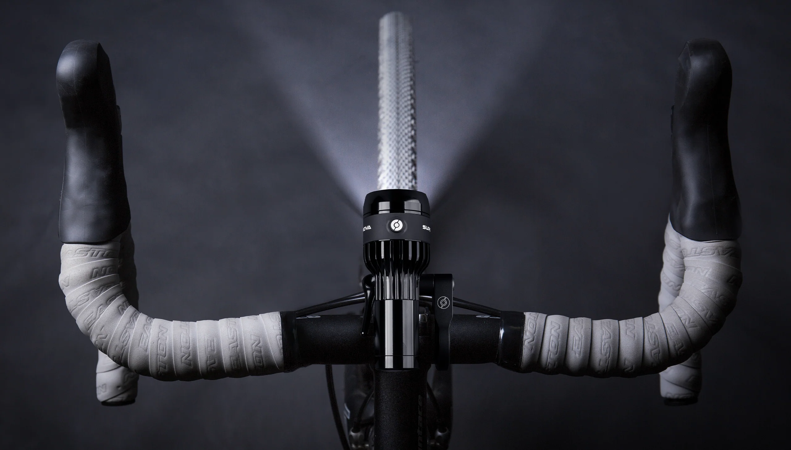 Supernova Airstream 2 Akku-Scheinwerfer am Rennradlenker – kraftvolle Ausleuchtung für Nachtfahrten