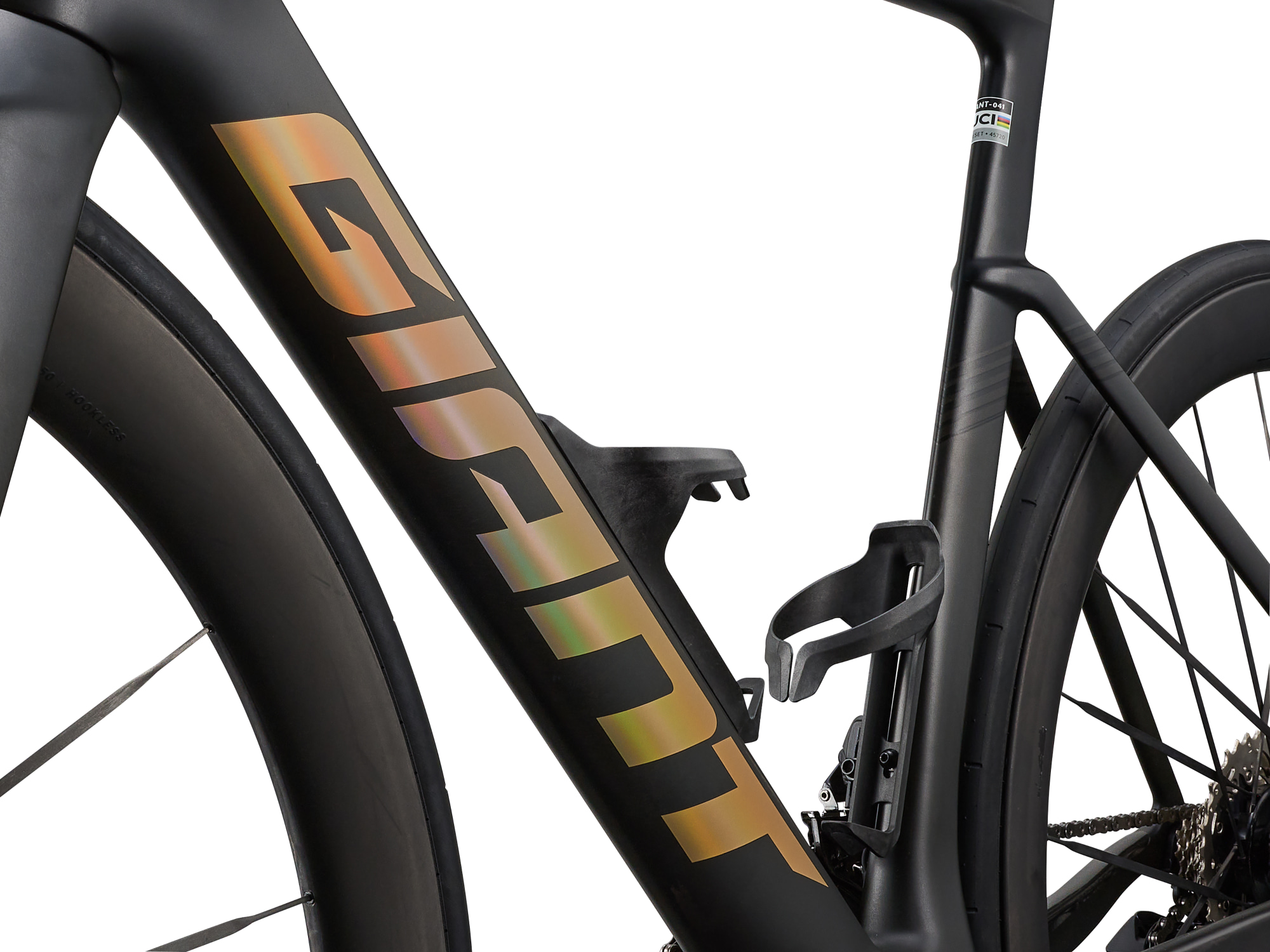 Giant Propel Advanced SL Rennvelo in Raw Carbon mit GIANT Logo am Unterrohr.