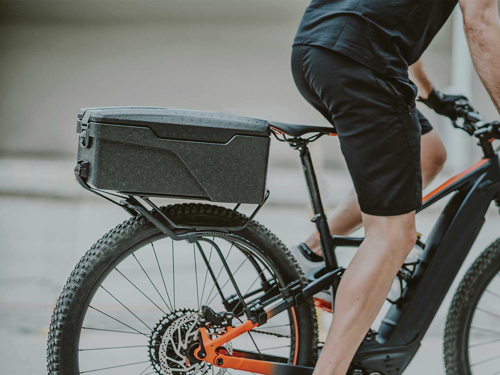 Topeak E-Xplorer TrunkBox montiert auf E-MTB, robust und ideal für Toureneinsatz.