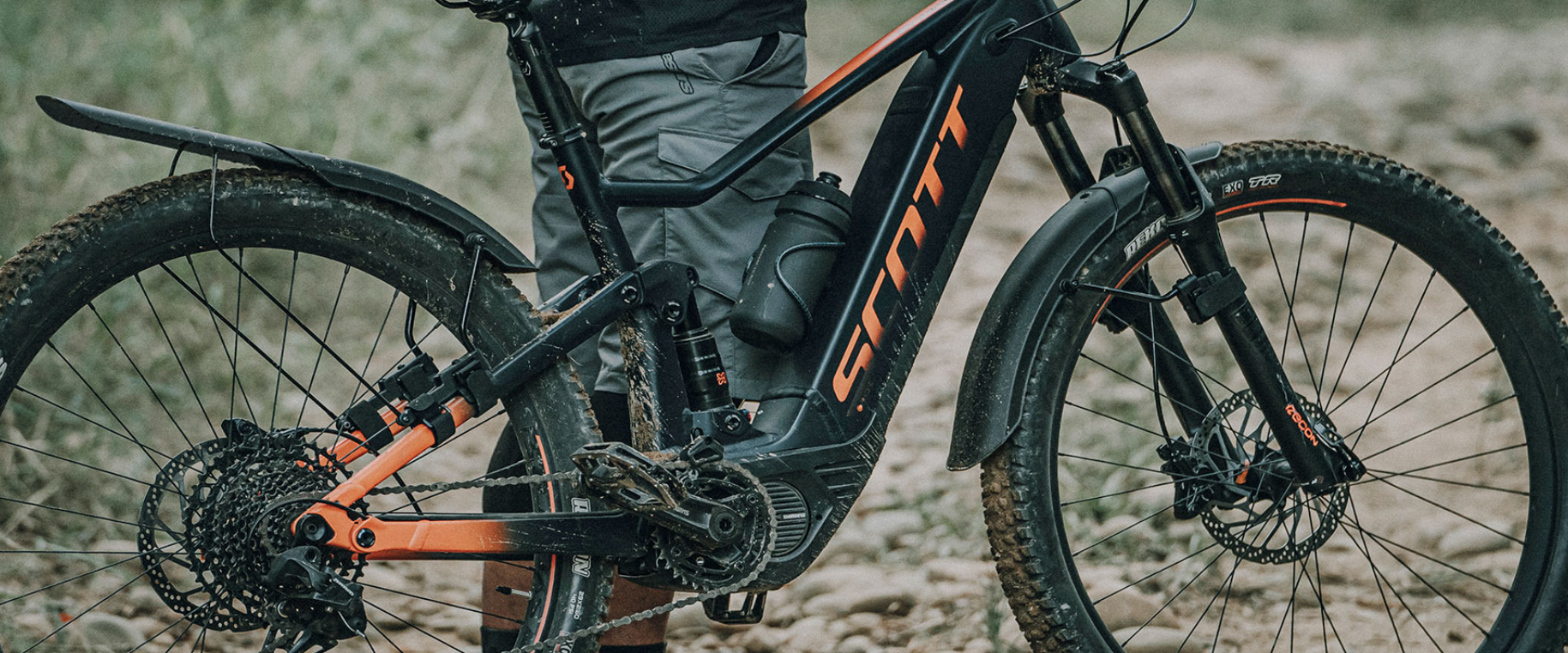 Nahaufnahme eines E-Mountainbikes mit montiertem Topeak TetraFender M1 Schutzblech, Bike steht auf steinigem Untergrund.