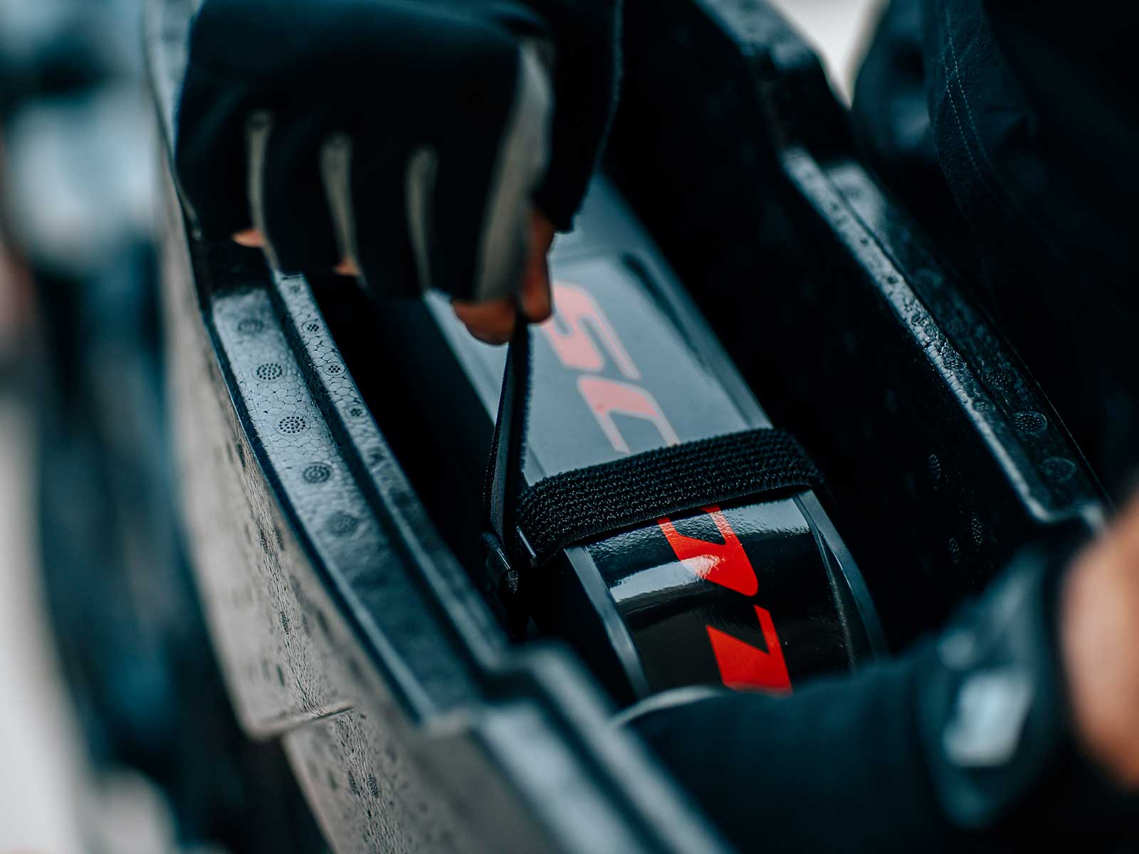 Topeak E-Xplorer TrunkBox mit gesichertem Akku im Innern und Halteband.