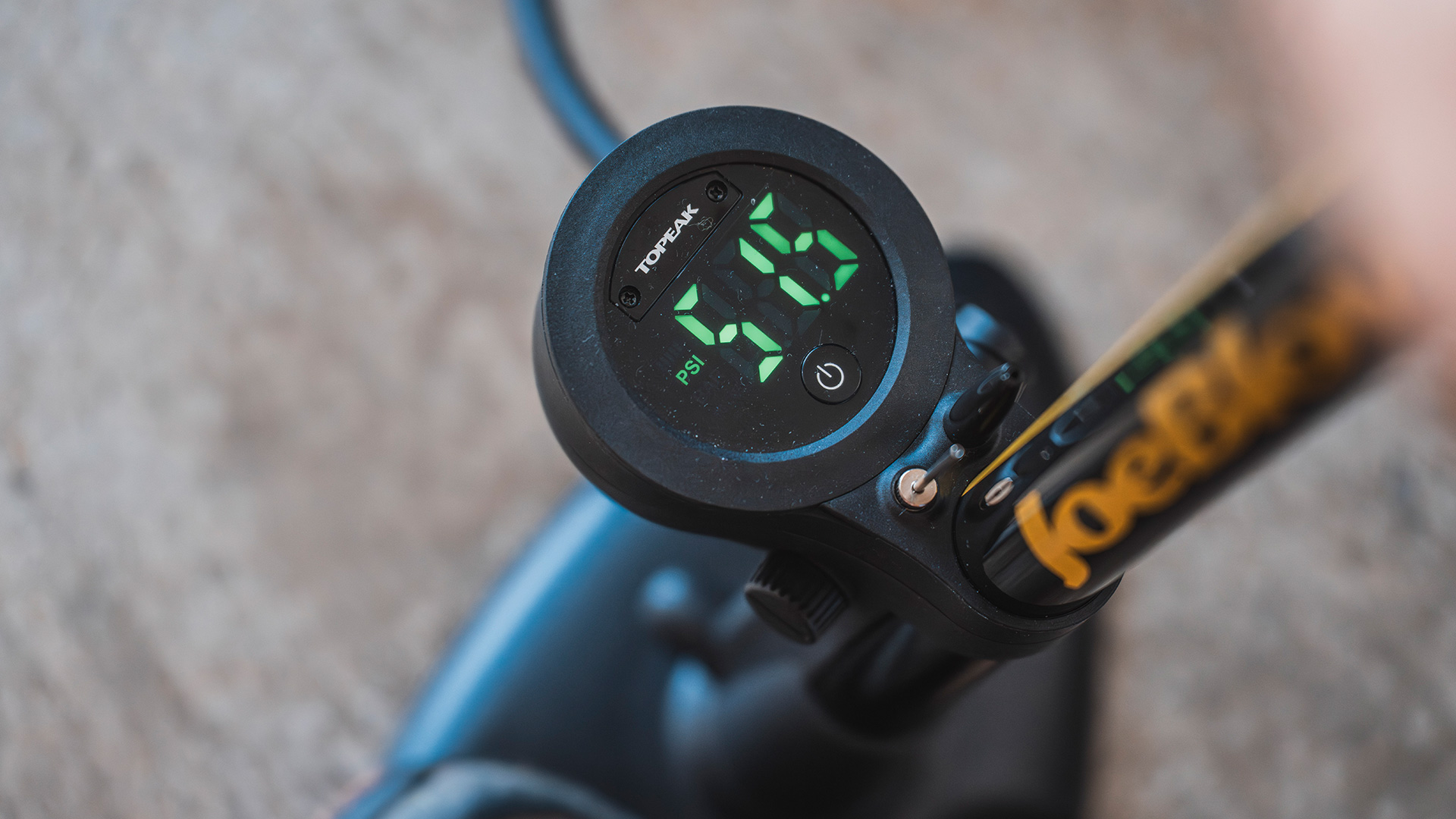 Nahaufnahme des LED-Digitaldisplays der Topeak Joeblow Sport Digital 2.0 – Anzeige zeigt 51.6 PSI, gut lesbar in grünem Licht.