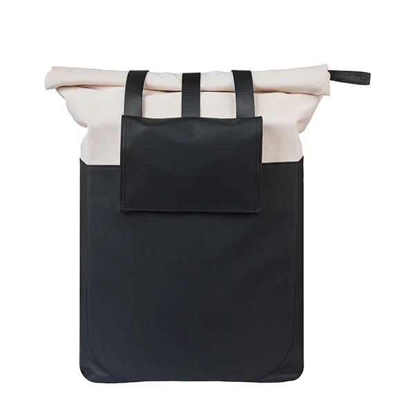 Rückseite des Basil Vive Shopper in Off‑White/Schwarz mit abklappbarem Cover, das die Befestigungshaken verdeckt.