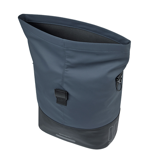 Geöffnete Basil Cove Shopper-Tasche in Navy/Schwarz, Sicht auf das Innenvolumen und obere Kante.