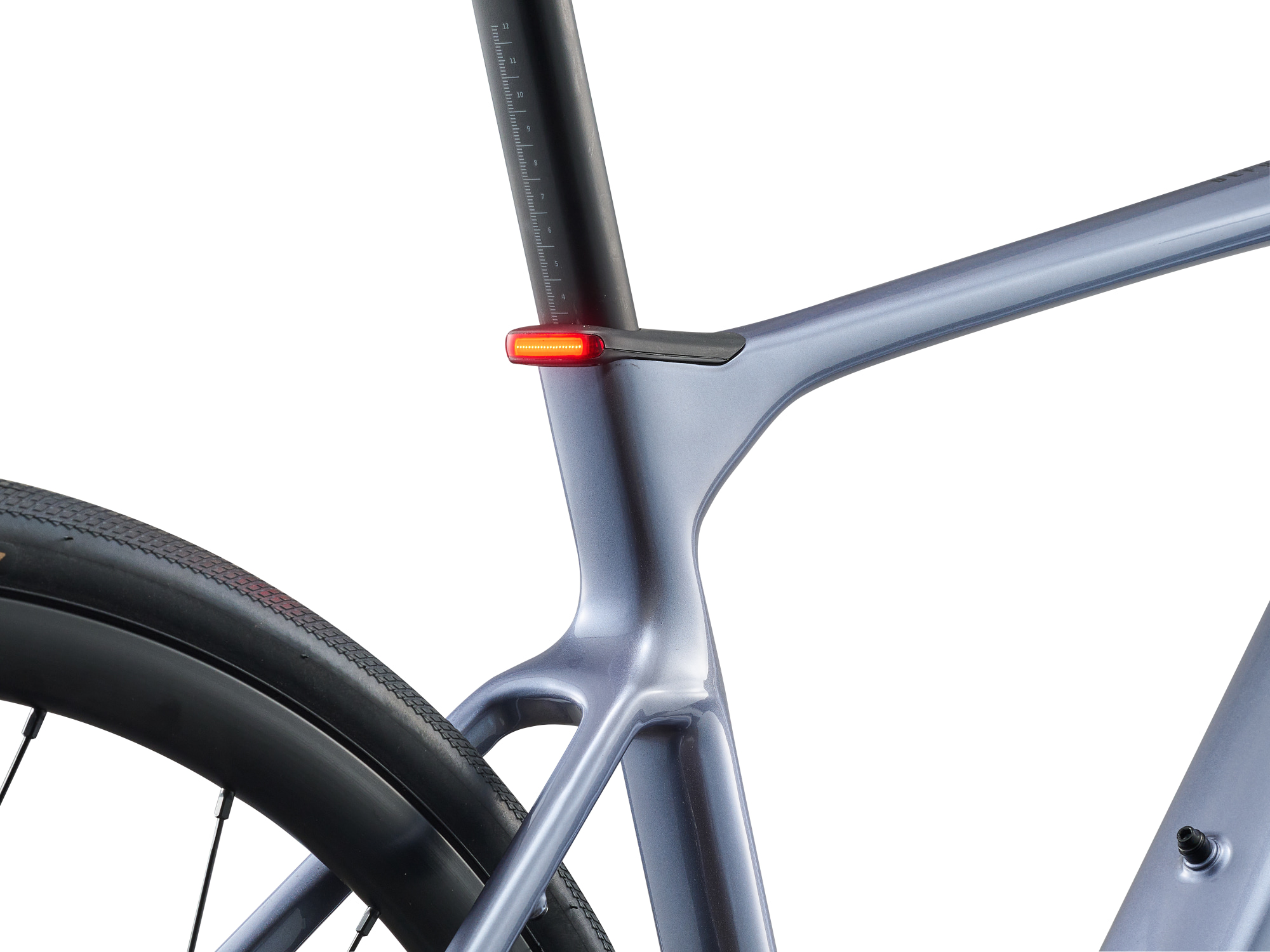 Giant Defy Advanced E+ Elite 2, E-Rennrad mit Carbonrahmen in silber, Detailansicht integriertes Rücklicht in Sattelklemme