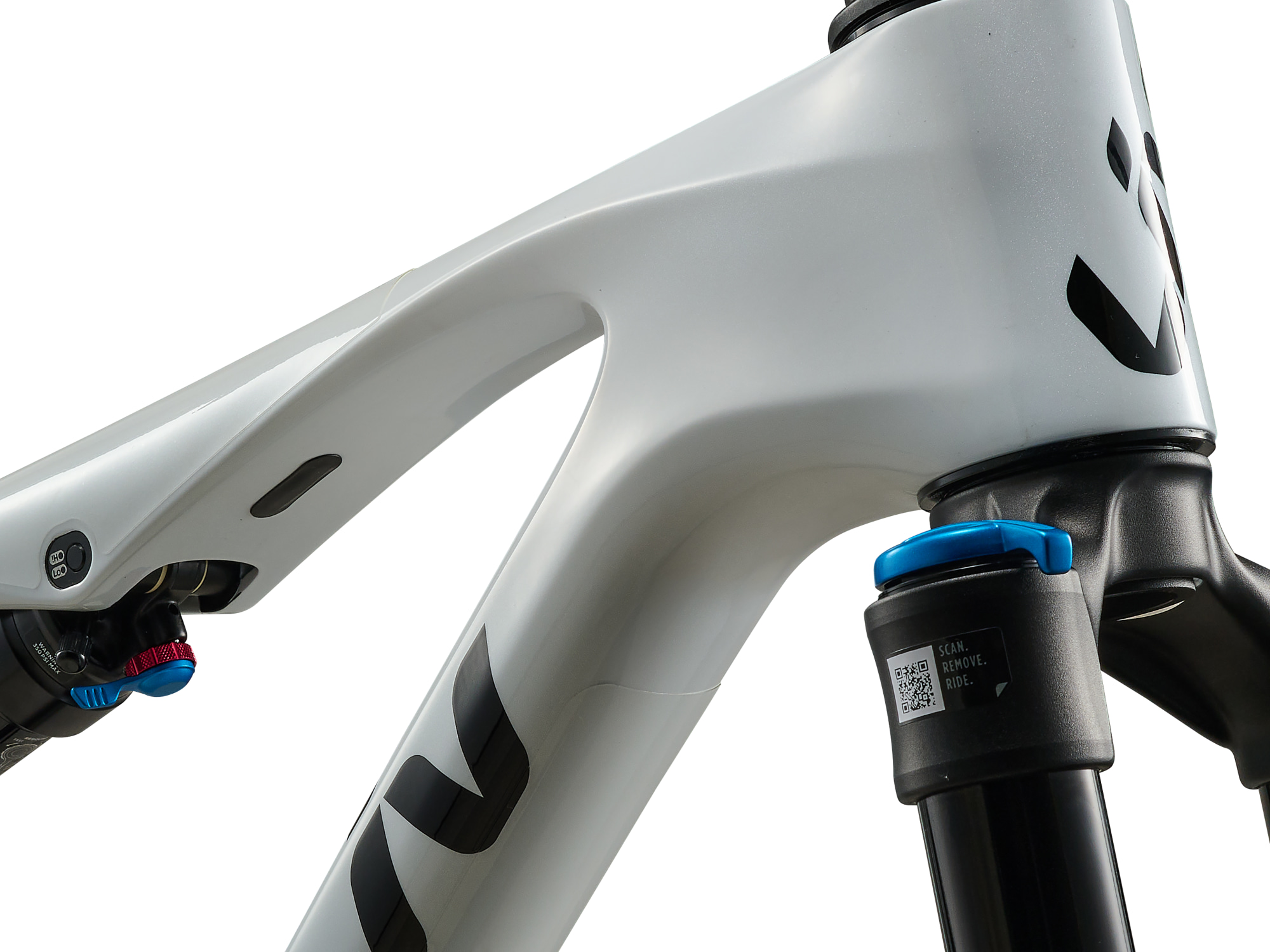 Liv Pique X Advanced SL 2 Mountainbike in Weiss mit Carbon-Rahmen und integrierter Kabelführung.