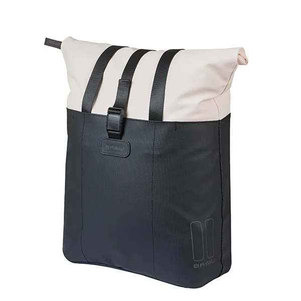 Basil Vive Shopper MIK‑Hook in Off‑White/Schwarz, schräg frontal mit geschlossenem Rollverschluss.