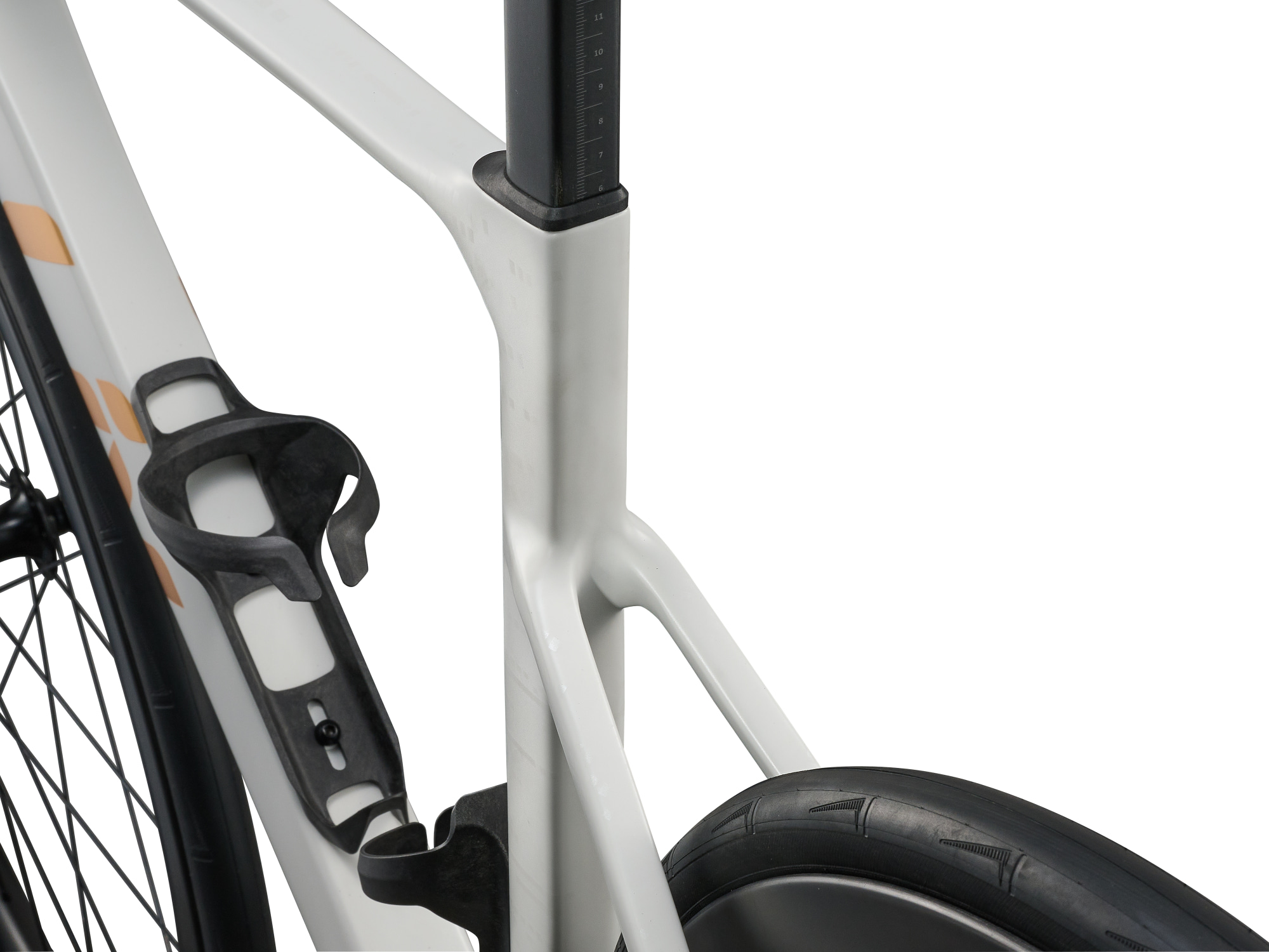 Liv Enviliv Advanced 1 Weiss mit integrierter Sattelstütze und schlanker Sitzstrebenform.