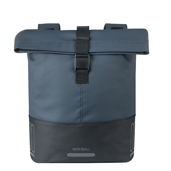 Einzelne Basil Cove Velodoppeltasche in Navy/Schwarz, frontal mit geschlossenem Rollverschluss und Schnalle.